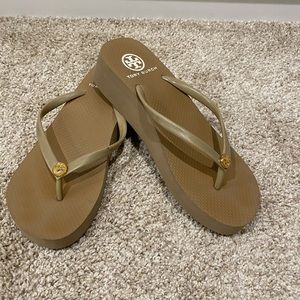 Tory Burch nude platform flip flops.